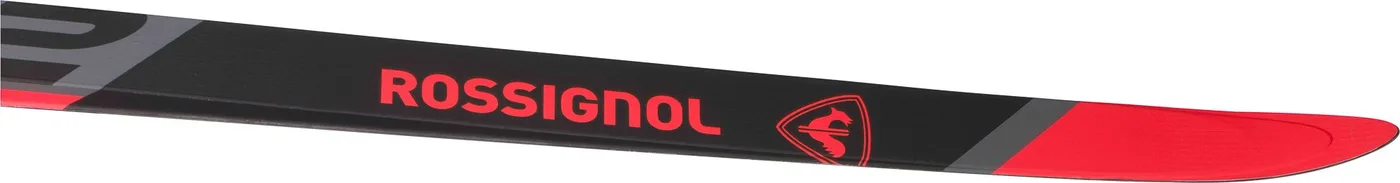 Eine Nahaufnahme der Spitze eines Rossignol-Skis mit dem Markennamen in fetten roten Buchstaben auf schwarzem Hintergrund mit einem rot-schwarzen Logo, präsentiert bei Mr Bike Lichtenfels, und einer durchgehend roten Spitze.