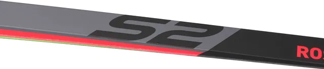 Nahaufnahme einer Ski- oder Snowboardkante mit dem Text S2 in großen, fetten Buchstaben auf einer grau-schwarzen Oberfläche, mit CUBE-inspirierten roten und grünen Akzenten entlang der Kante., Ansicht 2