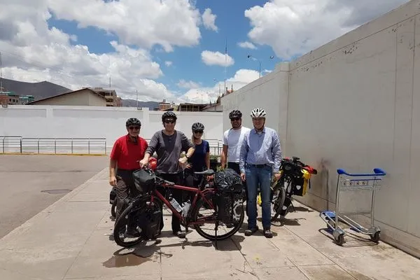 Ankunft in Peru mit den bepackten Reiserädern