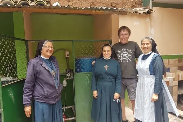 Besuch im Waisenhaus gemeinsam mit den Ordensschwestern