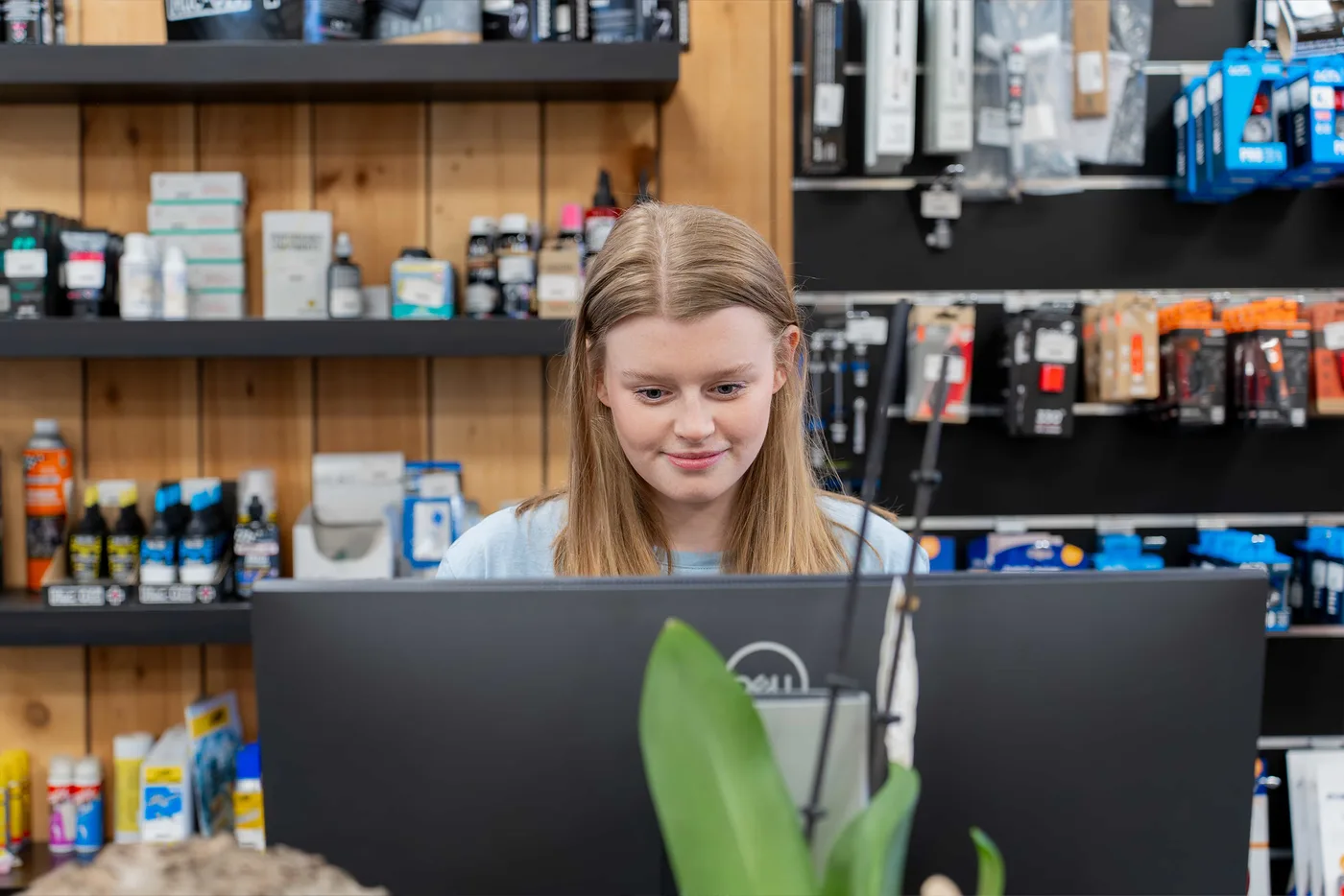 Mitarbeiterin am Rechner im Werkstattbüro