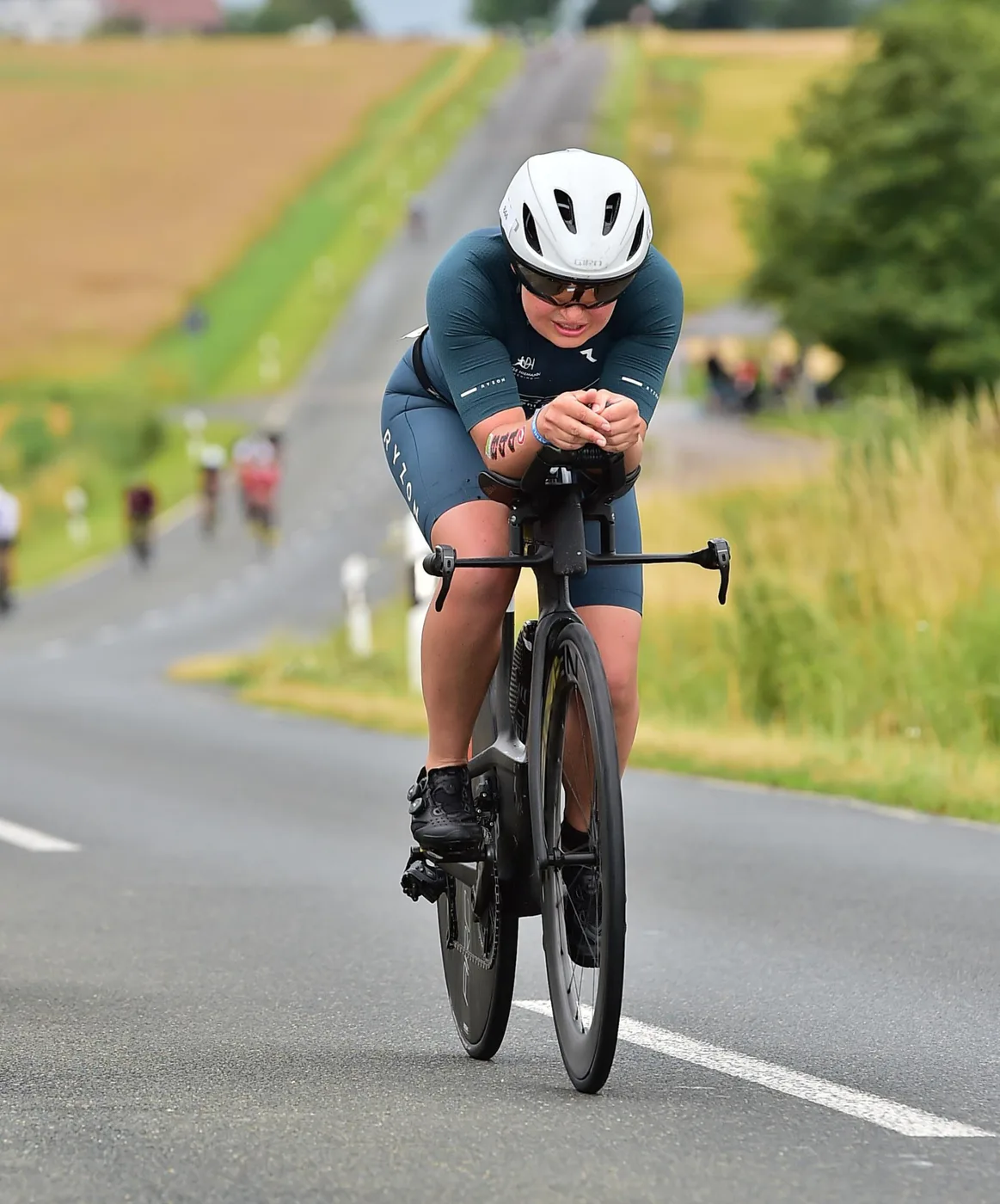 Triathletin Denise Hiemann auf dem Rad