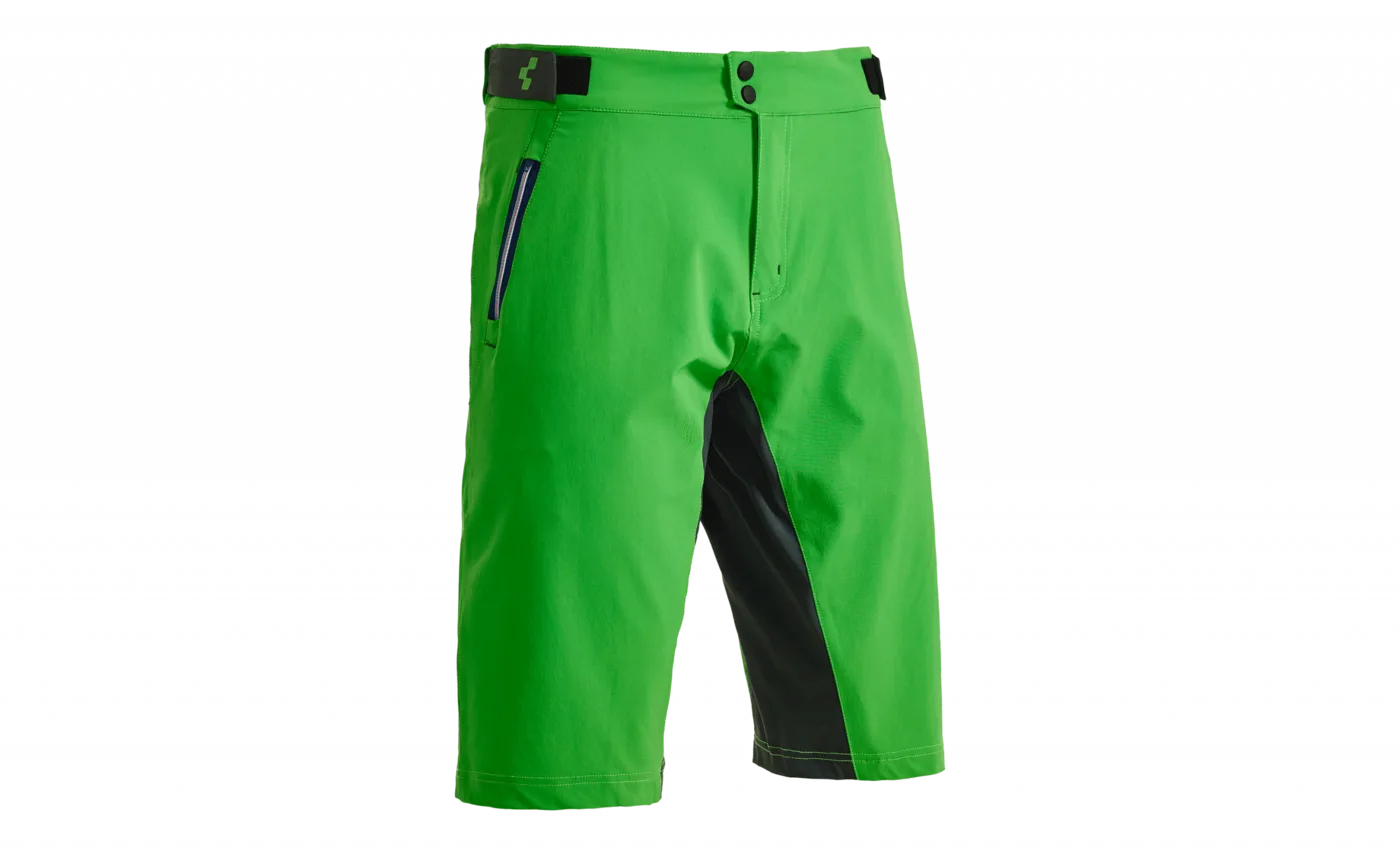 Hellgrüne CUBE TOUR Shorts FREE inkl.. Innenhose, knielang mit schwarzen Akzenten, Seitentasche mit Reißverschluss, Gürtelschlaufen und Druckknopfverschluss, abgebildet auf weißem Hintergrund.
