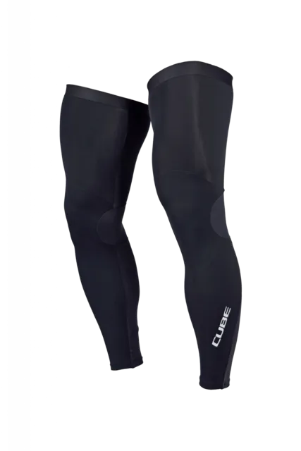 Ein Paar schwarze, bodenlange CUBE BLACKLINE Beinlinge für den Radsport mit dezenter Knieblende und weißem Aufdruck "CUBE" auf einem Bein, abgebildet vor einem schlichten weißen Hintergrund., Ansicht 2