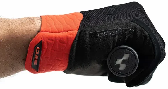 Nahaufnahme einer Hand mit CUBE Handschuhe Performance langfinger X Actionteam Handschuh, die einen CUBE Lenker mit Logo greift, auf weißem Hintergrund - erhältlich bei Mr. Bike Lichtenfels., Ansicht 5