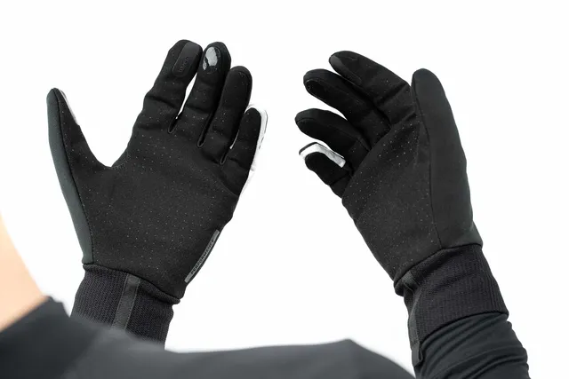 Eine Person, die CUBE Handschuhe Performance All Season langfinger black touchscreen gloves trägt, hält ihre Hände vor einem weißen Hintergrund hoch, so dass sowohl die Handflächen als auch die Handrücken zu sehen sind., Ansicht 4