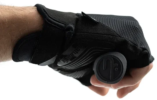 Nahaufnahme der Hand einer Person, die den schwarzen fingerlosen Handschuh CUBE Handschuhe kurzfinger X NF trägt und einen runden Lenker, möglicherweise von einem Fahrrad oder Roller, vor einem weißen Hintergrund ergreift., Ansicht 5
