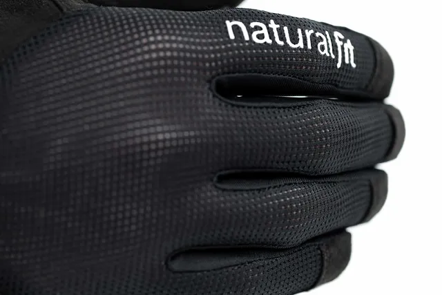 Eine Nahaufnahme des CUBE Handschuhs langfinger X NF in Schwarz mit dem weißen Schriftzug "natural fit" auf der Rückseite vor weißem Hintergrund., Ansicht 4