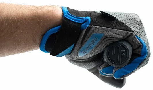 Eine Person mit grauen und blauen CUBE Handschuhen langfinger X NF greift ein schwarzes, rundes Objekt mit einer strukturierten Oberfläche vor einem weißen Hintergrund., Ansicht 5