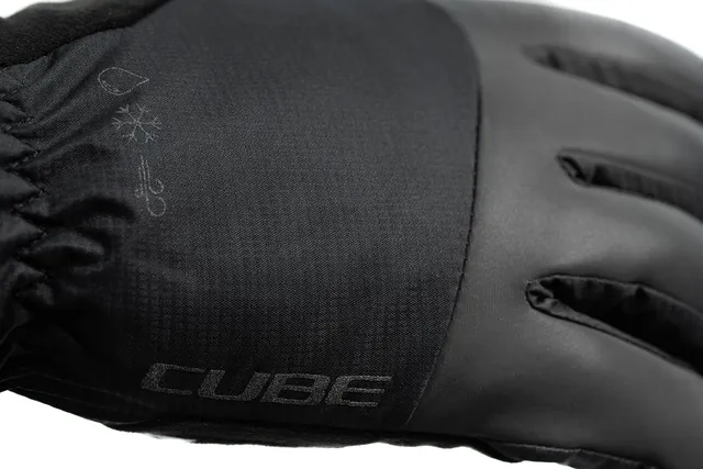 Eine Nahaufnahme des CUBE Handschuhs Winter langfinger X NF in Schwarz zeigt das wetterfeste Material, das dezente Logo und die Symbole für Wasserdichtigkeit, Isolierung und Schnittschutz., Ansicht 3