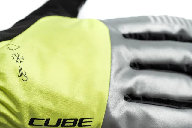 Eine Nahaufnahme der CUBE Handschuhe Winter langfinger X NF von Mr. Bike Lichtenfels mit isolierten silbergrauen Fingern, schwarzen Seiten und einem gelb-grünen Bereich mit Wettersymbolen und dem Aufdruck "CUBE"., Ansicht 3