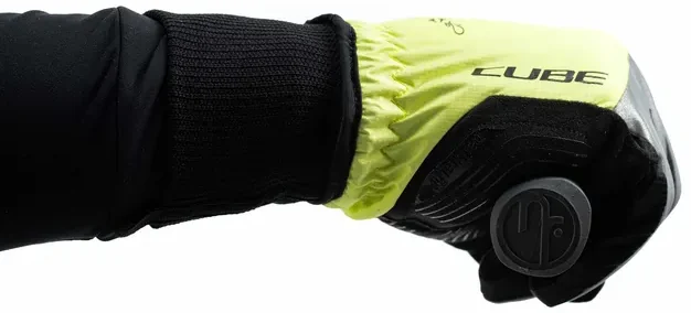 Eine Nahaufnahme zeigt eine Hand mit CUBE Handschuhe Winter langfinger X NF Handschuhen, die einen schwarzen Fahrradlenker umgreift und die Qualitätsausrüstung von Mr. Bike Lichtenfels vor einem sauberen weißen Hintergrund hervorhebt., Ansicht 5