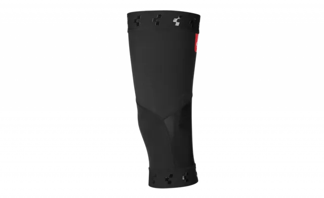 Die CUBE Knielinge RACE cold conditions sind schwarze Knieschutzhüllen mit elastischen Öffnungen, kleinen Aussparungen und einem dezenten, reflektierenden Logo in der Nähe der Oberseite auf weißem Hintergrund., Ansicht 2