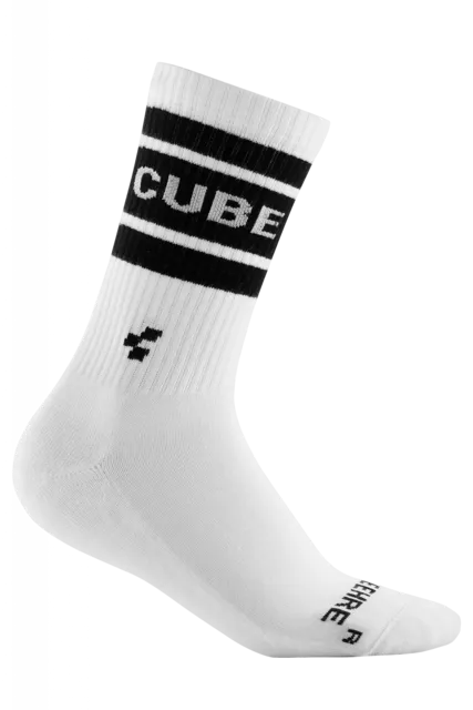 Die CUBE Socke After Race High Cut ist eine weiße Sportsocke mit schwarzen Streifen, einem auffälligen CUBE-Schriftzug an der Wade, einem kleinen schwarzen geometrischen Knöchellogo und einem CUBE R-Schriftzug im Zehenbereich, inspiriert von Mr. Bike Lichtenfels.