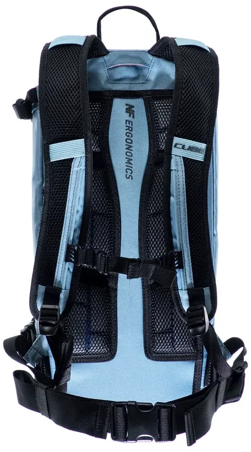 Hellblauer CUBE Rucksack PURE 12 CMPT in der Rückenansicht mit schwarzen gepolsterten Schultergurten, einem verstellbaren Brustgurt, einem Hüftgurt und atmungsaktiven Mesh-Einsätzen für Komfort und Halt.