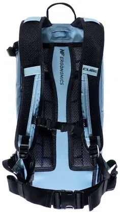 Hellblauer CUBE Rucksack PURE 12 CMPT in der Rückenansicht mit schwarzen gepolsterten Schultergurten, einem verstellbaren Brustgurt, einem Hüftgurt und atmungsaktiven Mesh-Einsätzen für Komfort und Halt.