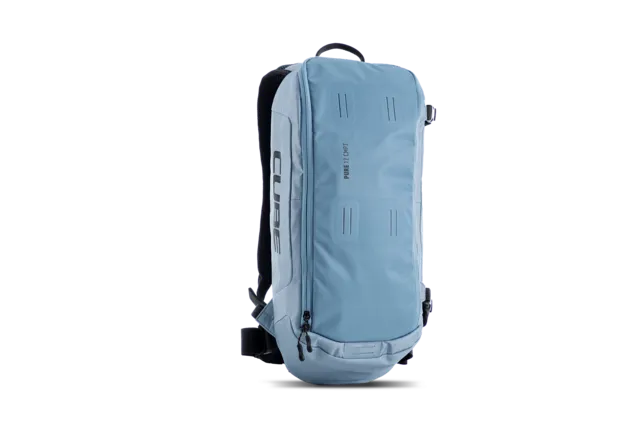 Der CUBE Rucksack PURE 12 CMPT in Hellblau und Grau mit schwarzen Trägern, Reißverschlusstaschen auf der Vorderseite und "CUBE"-Schriftzug ist bei Mr. Bike Lichtenfels erhältlich, hier aufrecht vor einem schlichten weißen Hintergrund., Ansicht 5