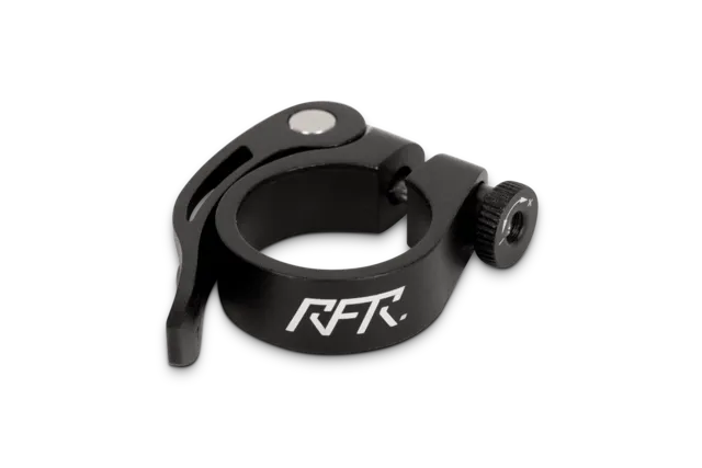 Eine schwarze RFR Sattelklemme mit Schnellspanner, mit Hebel und Schraube sowie weißem RFR-Logo an der Seite, von Mr. Bike Lichtenfels, ist auf einem schlichten weißen Hintergrund fotografiert.