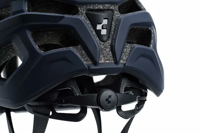 Nahaufnahme des CUBE Helm ROAD RACE Teamline in Dunkelblau. Hervorzuheben sind das belüftete, matte Design, die strukturierte Innenpolsterung, die reflektierenden Streifen und das kleine CUBE-Logo., Ansicht 4