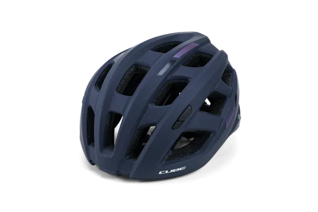 Nahaufnahme des CUBE Helm ROAD RACE Teamline in Dunkelblau. Hervorzuheben sind das belüftete, matte Design, die strukturierte Innenpolsterung, die reflektierenden Streifen und das kleine CUBE-Logo., Ansicht 5