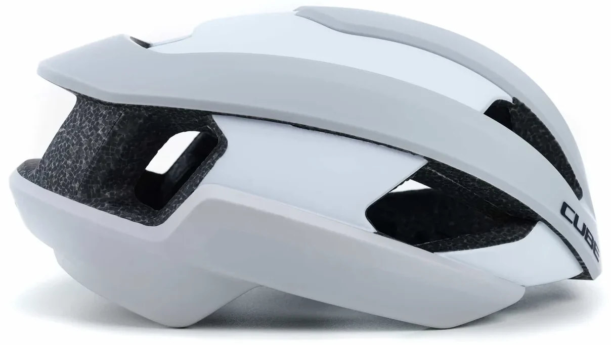 Der CUBE Helm HERON ist ein weiß-grauer Fahrradhelm mit schwarzer Innenpolsterung, großen Belüftungsöffnungen und einem aerodynamischen Design - erhältlich bei Mr. Bike Lichtenfels.