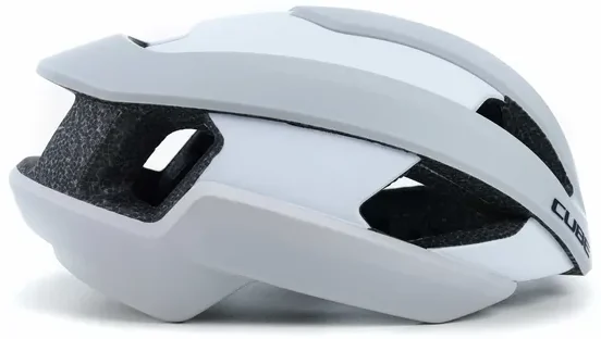 Der CUBE Helm HERON ist ein weiß-grauer Fahrradhelm mit schwarzer Innenpolsterung, großen Belüftungsöffnungen und einem aerodynamischen Design - erhältlich bei Mr. Bike Lichtenfels.