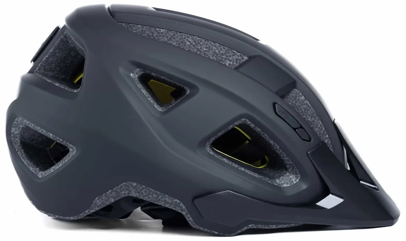 Der mattschwarze Fahrradhelm CUBE Helm FLEET zeichnet sich durch kantige Belüftungsöffnungen und ein modernes, aerodynamisches Design aus, das in der Seitenansicht vor weißem Hintergrund zu sehen ist.