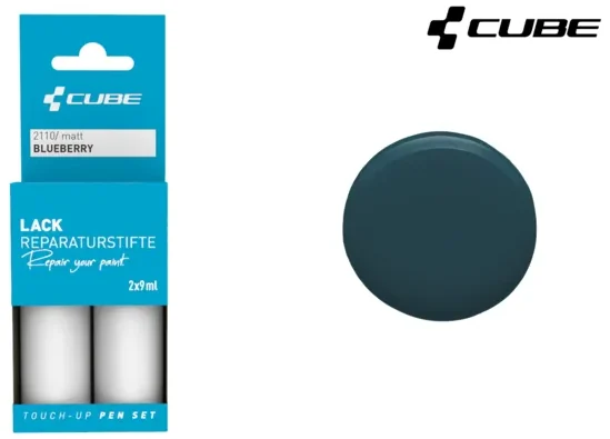Das CUBE Lackstift Set BLUEBERRY matt 2110, erhältlich bei Mr. Bike Lichtenfels, besteht aus zwei blau verpackten Stiften auf der linken Seite und einem dunkelblauen, kreisförmigen Swatch auf der rechten Seite, mit dem CUBE-Logo in der rechten oberen Ecke.