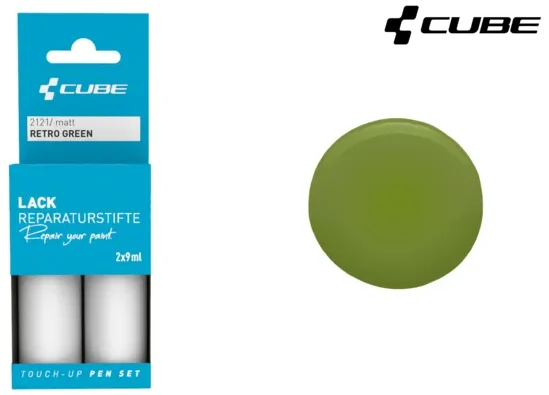 Abgebildet ist das CUBE Lackstift Set RETRO GREEN matt 2121 mit zwei kleinen blau verpackten Flaschen auf der linken Seite und einem runden retrogrünen Swatch auf der rechten Seite. Das CUBE-Logo und das dezente Mr. Bike Lichtenfels-Branding befinden sich in der rechten oberen Ecke.