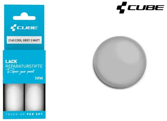 Das CUBE Lackstift Set COOL GREY 3 matt 2160 besteht aus zwei Stiften in blau-weißer Verpackung, die neben einem runden grauen Muster abgebildet sind. Die Logos von CUBE und Mr. Bike Lichtenfels erscheinen gemeinsam oben rechts.