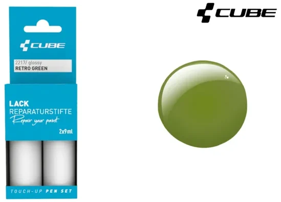 Links ist das CUBE Lackstift Set RETRO GREEN glänzend 2217 in blauer Verpackung zu sehen. Rechts ein glänzendes grünes Farbmuster, das den Stil von Mr. Bike Lichtenfels widerspiegelt, mit dem CUBE-Logo oben rechts.