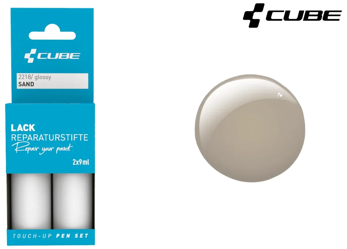 Die CUBE Lackstift Set SAND glossy 2218 Verpackung mit zwei Lackstiften ist neben einem sandfarbenen Muster abgebildet. In der rechten oberen Ecke sind Mr. Bike Lichtenfels und das CUBE-Logo zu sehen.