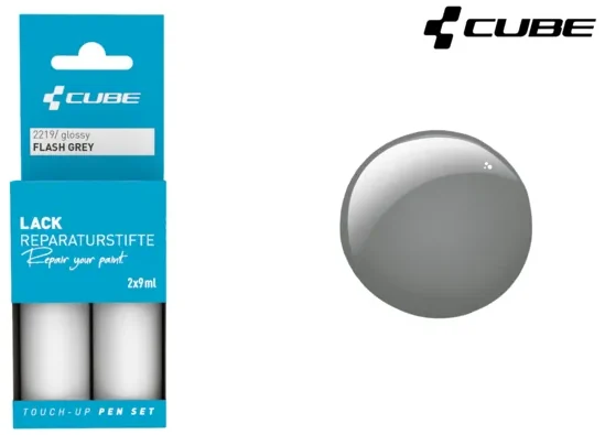 Links ist das CUBE Lackstift Set FLASH GREY glossy 2219 von Mr. Bike Lichtenfels in blauer Verpackung zu sehen, rechts ein glänzendes graues Lackmuster und rechts oben das CUBE Logo.