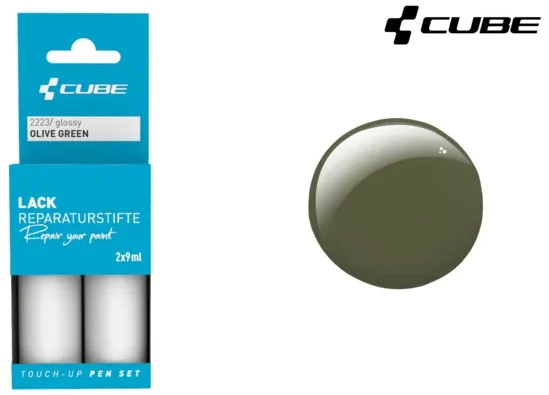 Das CUBE Lackstift Set OLIVE GREEN glossy 2223 ist in einer blauen Verpackung mit zwei Flaschen und einem glänzenden olivgrünen Swatch daneben abgebildet. Oben rechts ist das CUBE-Logo zu sehen, gesehen bei Mr. Bike Lichtenfels.