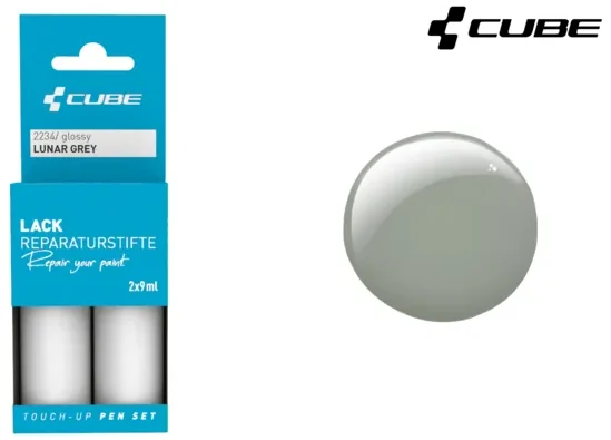 Das CUBE Lackstift Set LUNAR GREY glossy 2234 enthält zwei kleine Lackfläschchen in blauer Verpackung und ein kreisrundes Swatch auf der rechten Seite, das den glänzenden hellgrauen Farbton zeigt - ideal für Mr. Bike Lichtenfels Fans.