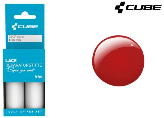 Das CUBE Lackstift Set FIRE RED glossy 2242 besteht aus einer blauen Verpackung, zwei kleinen Flaschen und einem glänzend roten Lackmuster. Perfekt für Fans von Mr. Bike Lichtenfels, mit dem CUBE-Logo in der oberen rechten Ecke.