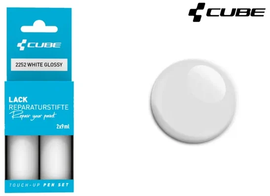 Das CUBE Lackstift Set WHITE glossy 2252 ist links in der Verpackung mit zwei Stiften zu sehen; rechts ist ein kreisrundes weißes Glanzlackmuster zu sehen. Das CUBE-Logo und der Schriftzug Mr. Bike Lichtenfels befinden sich in der oberen rechten Ecke.