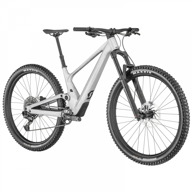 Das SCOTT Bike Genius 940 (EU) ist ein modernes Mountainbike mit weißem Rahmen, schwarzem Sattel, dicken Stollenreifen, Vorderradfederung und Scheibenbremsen. Es ist auf einem schlichten weißen Hintergrund abgebildet., Ansicht 2