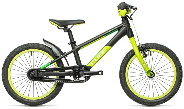 Das Kinderfahrrad CUBE Cubie 160 RT von Mr. Bike Lichtenfels hat einen schwarzen und neongrünen Rahmen, einen schwarzen Sattel und Lenker, neongrüne Felgen, ein hinteres Schutzblech und das CUBE-Logo auf dem Rahmen.