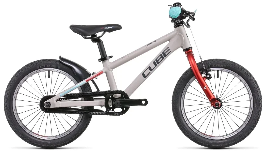 Das CUBE Cubie 160 RT grey'n' ist ein Kinderfahrrad mit hellgrauem Rahmen, roter Gabel, schwarzem Sattel und Reifen sowie einer Klingel, einem Kettenschutz und einem hinteren Schutzblech. Das CUBE-Logo befindet sich auf dem Rahmen - erhältlich bei Mr. Bike Lichtenfels.