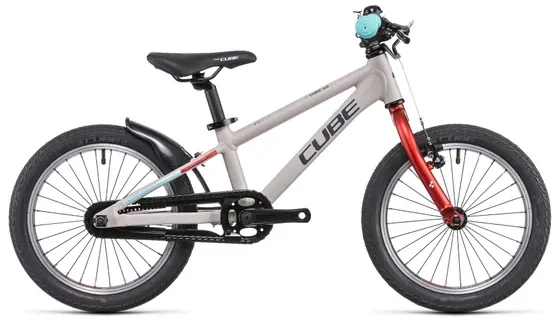 Das CUBE Cubie 160 RT grey'n' ist ein Kinderfahrrad mit hellgrauem Rahmen, roter Gabel, schwarzem Sattel und Reifen sowie einer Klingel, einem Kettenschutz und einem hinteren Schutzblech. Das CUBE-Logo befindet sich auf dem Rahmen - erhältlich bei Mr. Bike Lichtenfels.
