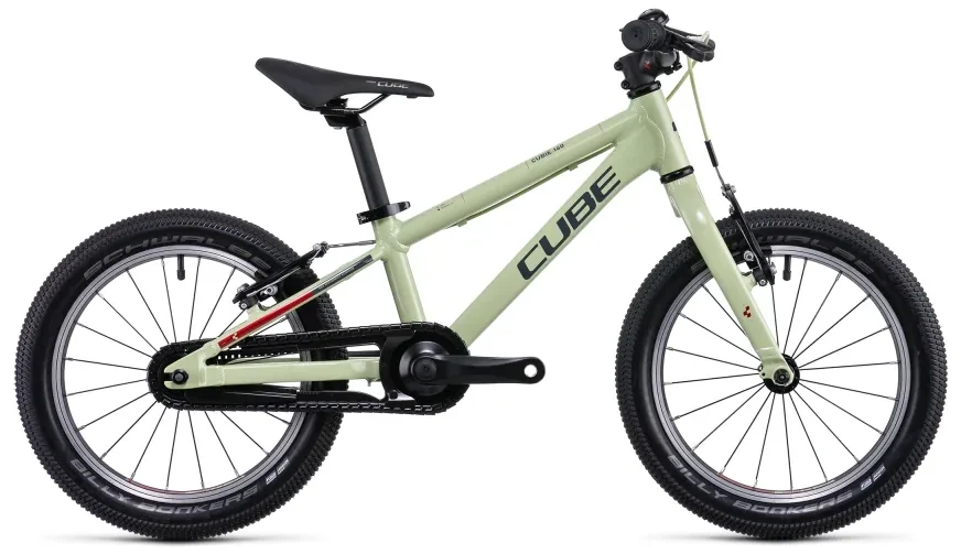 Das CUBE Cubie 160 green'n'red 16" ist ein hellgrünes Kinderfahrrad mit schwarzem Lenker, Sitz und dicken Stollenreifen - ideal für abwechslungsreiches Terrain. Der Schriftzug "CUBE" prangt auf dem Rahmen. Die Reifen sind von Mr. Bike Lichtenfels.