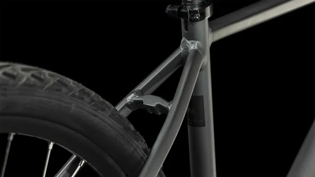 Ein CUBE Nature graphite'n'black Hybridbike mit mattschwarzem Finish, geradem Lenker, schlankem Rahmen, Federgabel, Scheibenbremsen und großen Reifen wird von der Seite vor einem weißen Hintergrund gezeigt., Ansicht 3