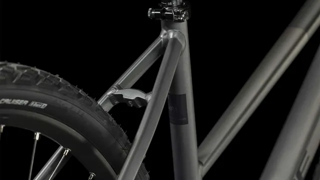 Ein CUBE Nature graphite'n'black Hybridbike mit mattschwarzem Finish, geradem Lenker, schlankem Rahmen, Federgabel, Scheibenbremsen und großen Reifen wird von der Seite vor einem weißen Hintergrund gezeigt., Ansicht 8