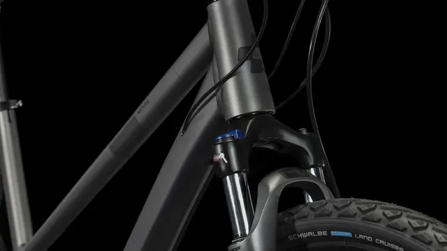 Ein CUBE Nature graphite'n'black Hybridbike mit mattschwarzem Finish, geradem Lenker, schlankem Rahmen, Federgabel, Scheibenbremsen und großen Reifen wird von der Seite vor einem weißen Hintergrund gezeigt., Ansicht 9