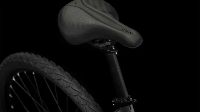 Ein CUBE Nature graphite'n'black Hybridbike mit mattschwarzem Finish, geradem Lenker, schlankem Rahmen, Federgabel, Scheibenbremsen und großen Reifen wird von der Seite vor einem weißen Hintergrund gezeigt., Ansicht 10