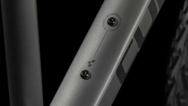 Ein CUBE Nature graphite'n'black Hybridbike mit mattschwarzem Finish, geradem Lenker, schlankem Rahmen, Federgabel, Scheibenbremsen und großen Reifen wird von der Seite vor einem weißen Hintergrund gezeigt., Ansicht 11