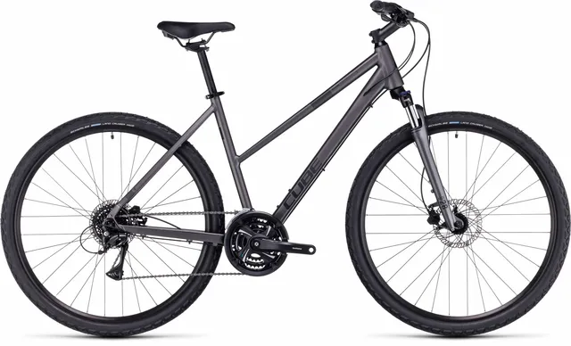 Ein CUBE Nature graphite'n'black Hybridbike mit mattschwarzem Finish, geradem Lenker, schlankem Rahmen, Federgabel, Scheibenbremsen und großen Reifen wird von der Seite vor einem weißen Hintergrund gezeigt., Ansicht 12