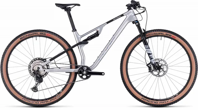 Das CUBE AMS ZERO99 C:68X Race 29 in silver'n'black, mit Vollfederung, schwarzem Sattel und hellbraunen Schwalbe-Reifen ist in der Seitenansicht vor weißem Hintergrund zu sehen.