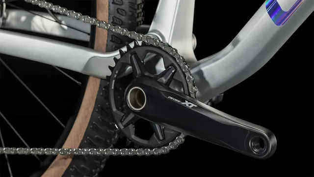 Das CUBE AMS ZERO99 C:68X Race 29 in silver'n'black, mit Vollfederung, schwarzem Sattel und hellbraunen Schwalbe-Reifen ist in der Seitenansicht vor weißem Hintergrund zu sehen., Ansicht 4
